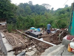 Curah Hujan yang Tinggi, 5 Rumah di Cijambe Hancur Karena Longsor dan Banjir