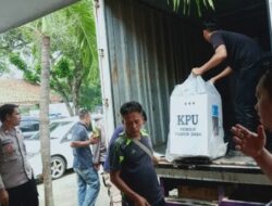 Jaga Ketat, Aparat TNI dan Polri Awasi Pergeseran 960 Kotak Suara dari PPK Pagaden ke KPU