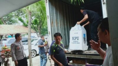 Jaga Ketat, Aparat TNI dan Polri Awasi Pergeseran 960 Kotak Suara dari PPK Pagaden ke KPU