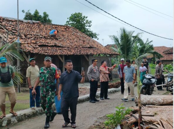 Hujan Deras dan Angin Kencang Rusak 5 Rumah Warga