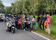 Libatkan Anak Muda, TJSL DAHANA Bagikan Bingkisan Takjil Ke Pengguna Jalan di Subang