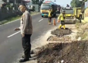 Rawan Macet dan Kecelakaan, Plh Kapolsek Cijambe Pimpin Pengaturan Lalu Lintas di Lokasi Perbaikan Jalan