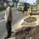 Rawan Macet dan Kecelakaan, Plh Kapolsek Cijambe Pimpin Pengaturan Lalu Lintas di Lokasi Perbaikan Jalan
