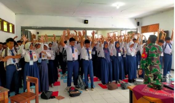 Danramil 0504 Serangpanjang Berikan Wasbang Kepada Siswa SMAN Serangpanjang