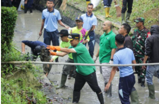 Pj Bupati Subang Pimpin Gerakan Bersih Bersih Saluran Kota Subang