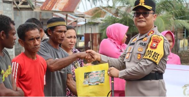 Polres Halmahera Timur Polda Maluku Utara Berikan Bantuan Kepada Ratusan Warga