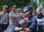 Polres Subang Bagikan Helm dan Snack Gratis Pada Operasi Patuh Lodaya 2024