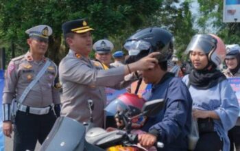 Polres Subang Bagikan Helm dan Snack Gratis Pada Operasi Patuh Lodaya 2024