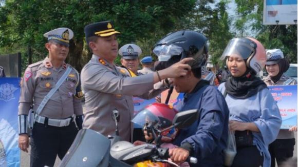 Polres Subang Bagikan Helm dan Snack Gratis Pada Operasi Patuh Lodaya 2024