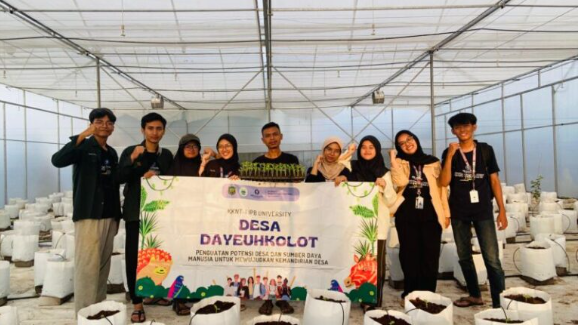 Tim KKN IPB Turut Serta Lakukan Smart Green di Desa Dayeuhkolot