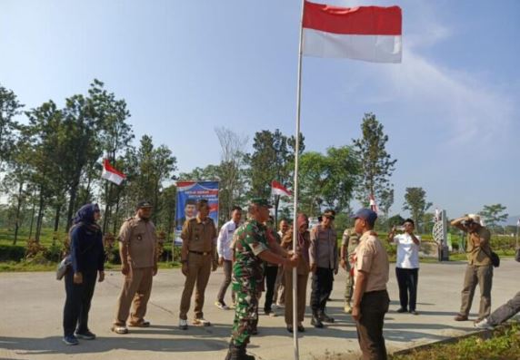 Koramil Jalancagak Ikut Pasang Bendera Merah Putih di Jalan Lingkar Cagak