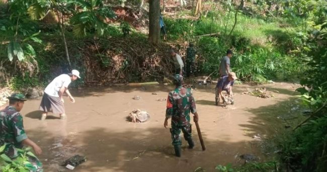 TNI Bersama Masyarakat Bersihkan Sungai Neglasari Purwadadi Barat