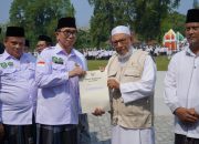 dr. Sulaeman mendapat penghargaan di momen Hari Santri Nasional