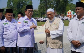 dr. Sulaeman mendapat penghargaan di momen Hari Santri Nasional