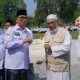 dr. Sulaeman mendapat penghargaan di momen Hari Santri Nasional