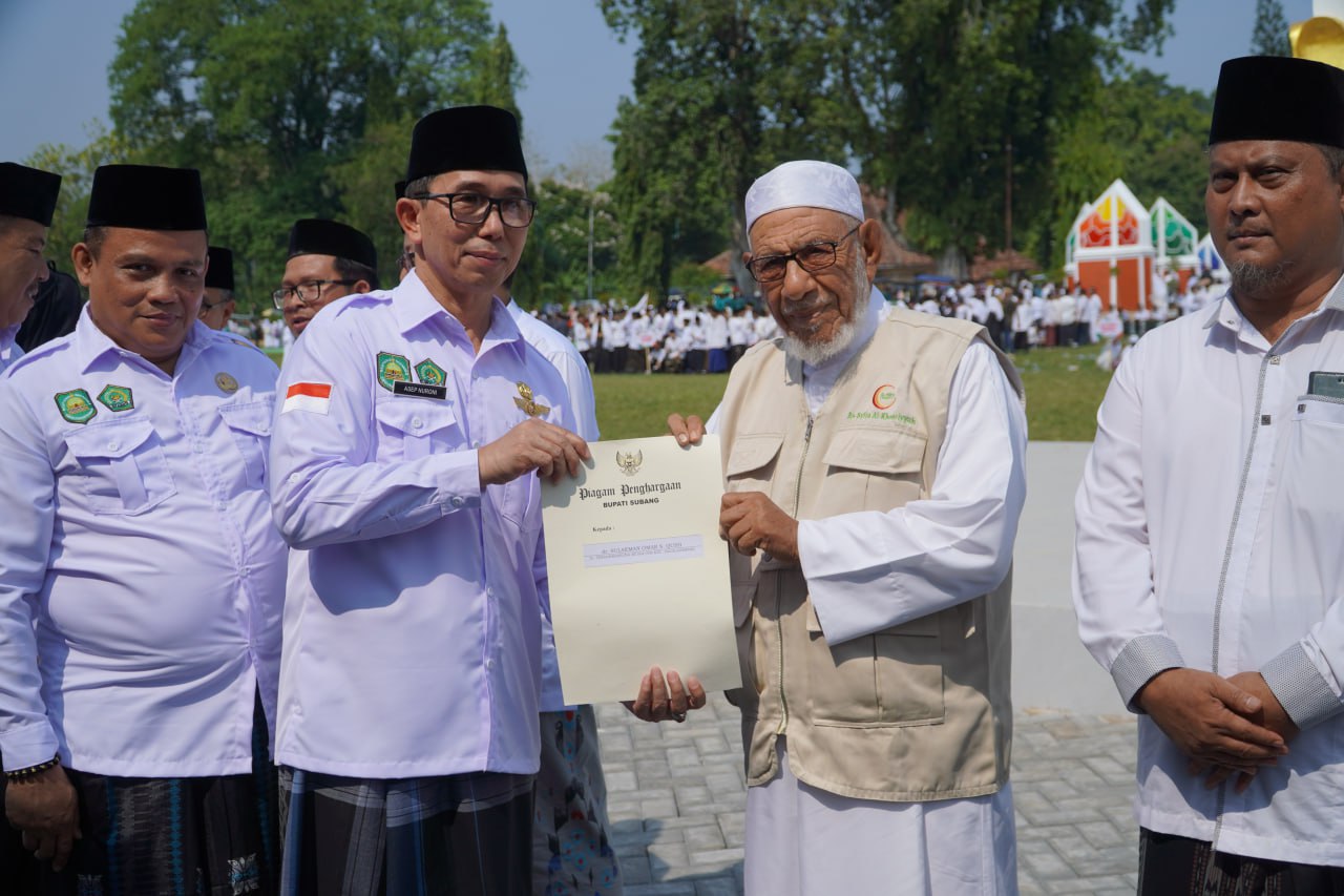 dr. Sulaeman mendapat penghargaan di momen Hari Santri Nasional