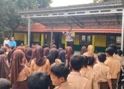 Anggota Bhabinkamtibmas Polsek Subang sosialisasi sekaligus edukasi anti bullying atau perundungan di SDN Cibarola