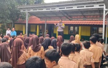 Anggota Bhabinkamtibmas Polsek Subang sosialisasi sekaligus edukasi anti bullying atau perundungan di SDN Cibarola