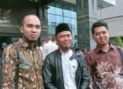 Kuasa Hukum KPU Subang R. Andi Wijaya kiri dan ketua KPU Subang Abdul Muhyi tengah serta komisioner KPU Subang Ricky Permana paska sidang kedua sengketa pilkada Subang