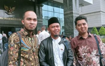 Kuasa Hukum KPU Subang R. Andi Wijaya kiri dan ketua KPU Subang Abdul Muhyi tengah serta komisioner KPU Subang Ricky Permana paska sidang kedua sengketa pilkada Subang