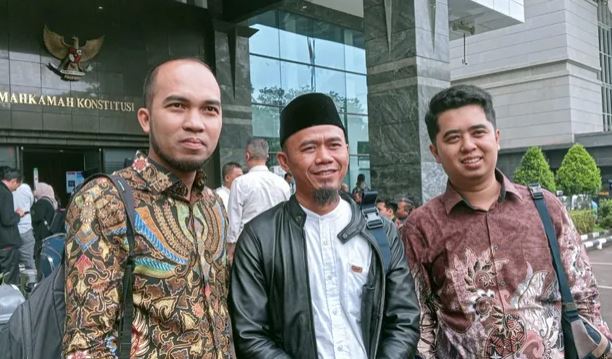 Kuasa Hukum KPU Subang R. Andi Wijaya kiri dan ketua KPU Subang Abdul Muhyi tengah serta komisioner KPU Subang Ricky Permana paska sidang kedua sengketa pilkada Subang