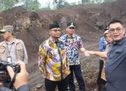 Pj Bupati Subang Imran saat mendampingi Sekretaris Daerah Sekda Provinsi Jawa Barat Herman Suryatman melaksanakan peninjauan langsung ke area Penambangan Ilegal