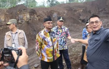 Pj Bupati Subang Imran saat mendampingi Sekretaris Daerah Sekda Provinsi Jawa Barat Herman Suryatman melaksanakan peninjauan langsung ke area Penambangan Ilegal