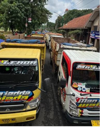 Unjuk Rasa Sopir Truk dan Buruh Tambang