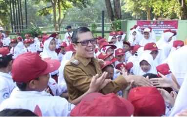 Kang Akur Peringati Hardiknas 2025 di SDN Dangdeur 2 Subang