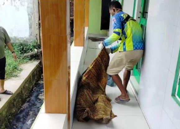 Pria Tanpa Identitas Ditemukan Tewas di Teras Masjid Desa Mulyasari Subang