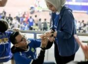 Lamaran Romantis di GBLA, Putra Gubernur Jabar Luluhkan Hati Wabup Garut 10 Lamaran Romantis di GBLA, Putra Gubernur Jabar Luluhkan Hati Wabup Garut