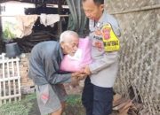 Wujud Kepeduliaan Terhadap Sesama, Kakek 80 Tahun Dapat Bantuan Sembako dari Polsek Pagaden 2 Wujud Kepeduliaan Terhadap Sesama, Kakek 80 Tahun Dapat Bantuan Sembako dari Polsek Pagaden