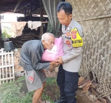 Wujud Kepeduliaan Terhadap Sesama Kakek 80 Tahun Dapat Bantuan Sembako dari Polsek Pagaden