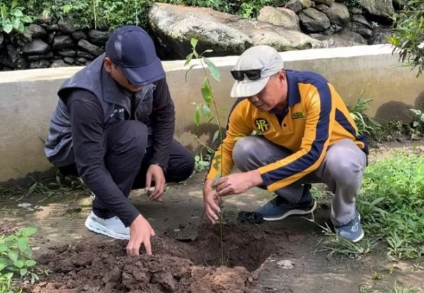 08 Dinas Lingkungan Hidup Subang saat melakukan menanam 150 bibit pohon di Desa Cibeusi Kecamatan Ciater