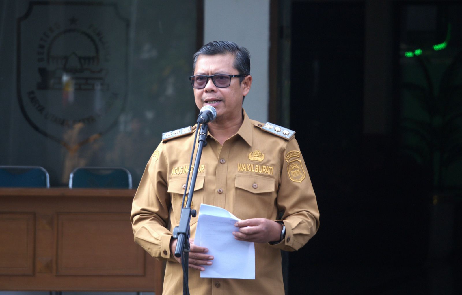 11 Wakil Bupati Subang H. Agus Masykur Rosyadi S.Si . M.M. memimpin apel pagi sekaligus melepas kontingen atlet Pekan Olahraga Provinsi Porprov Cabang Sepak Bola Tahun 2025