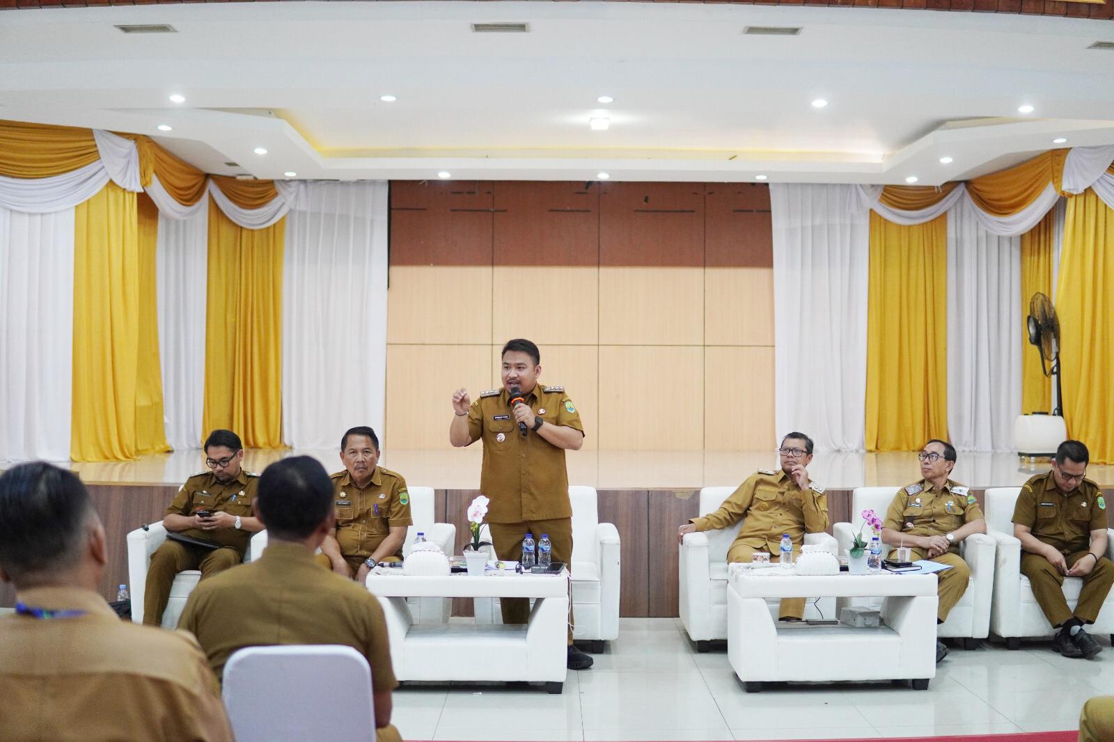 17 Bupati Subang Reynaldy Putra Andita B.R. S.IP saat memberikan arahan kepada PIC media sosial dari Organisasi Perangkat Daerah OPD dan kecamatan se Kabupaten Subang