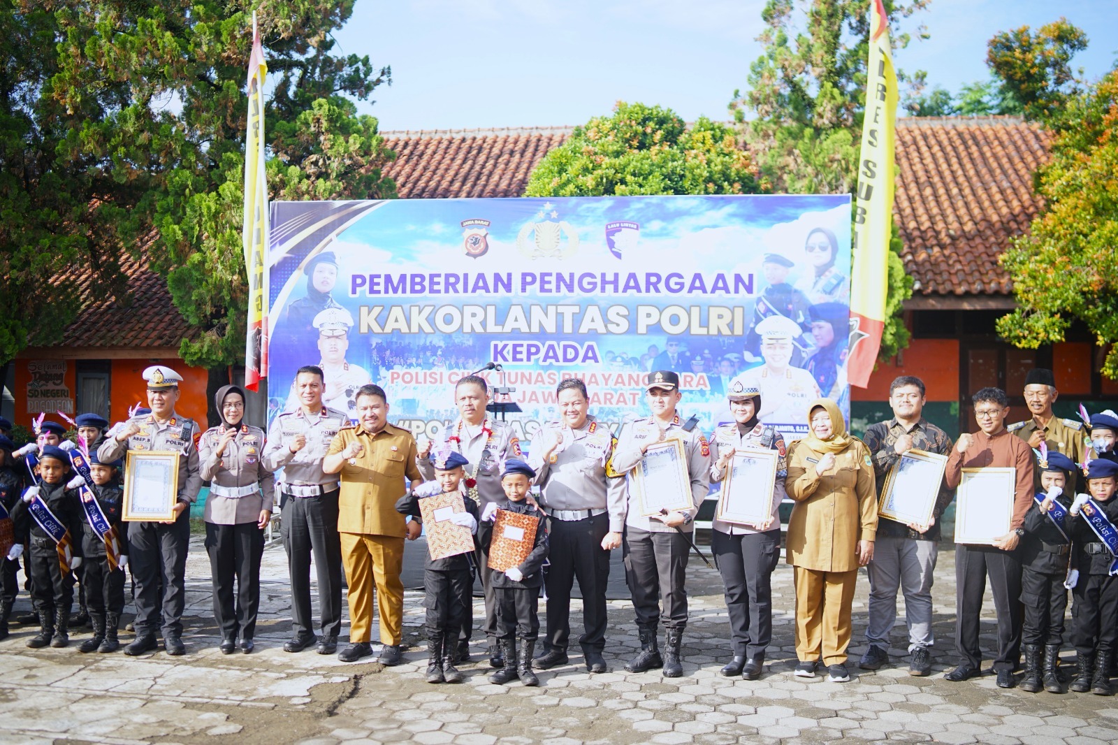 20 Pemberian Penghargaan dari Kakorlantas Polri kepada Polisi Cilik Tunas Bhayangkara Polda Jawa Barat yang berlangsung di SDN Kalapa Kembar