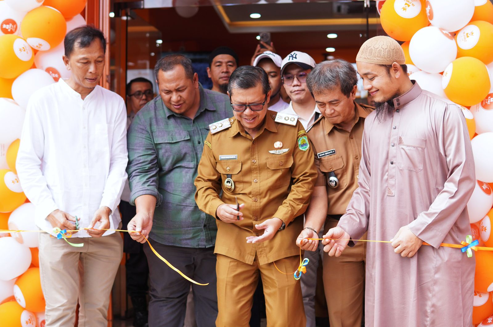 21 Wakil Bupati Subang H. Agus Masykur Rosyadi saat meresmikan restoran cepat saji ALMAZ Fried Chicken