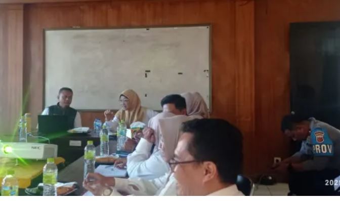 30 Dinas Lingkungan Hidup DLH Kabupaten Subang melakukan sosialisasi Instruksi Bupati tentang pengelolaan sampah berbasis masyarakat di desa dan kelurahan
