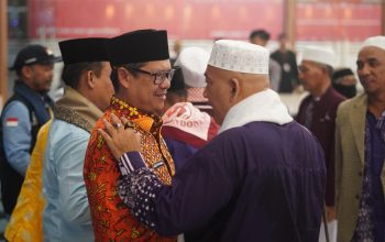 32 Wakil Bupati Subang H. Agus Masykur Rosyadi saat menyambut kedatangan jamaah haji Kloter 26 KJT asal Kabupaten Subang