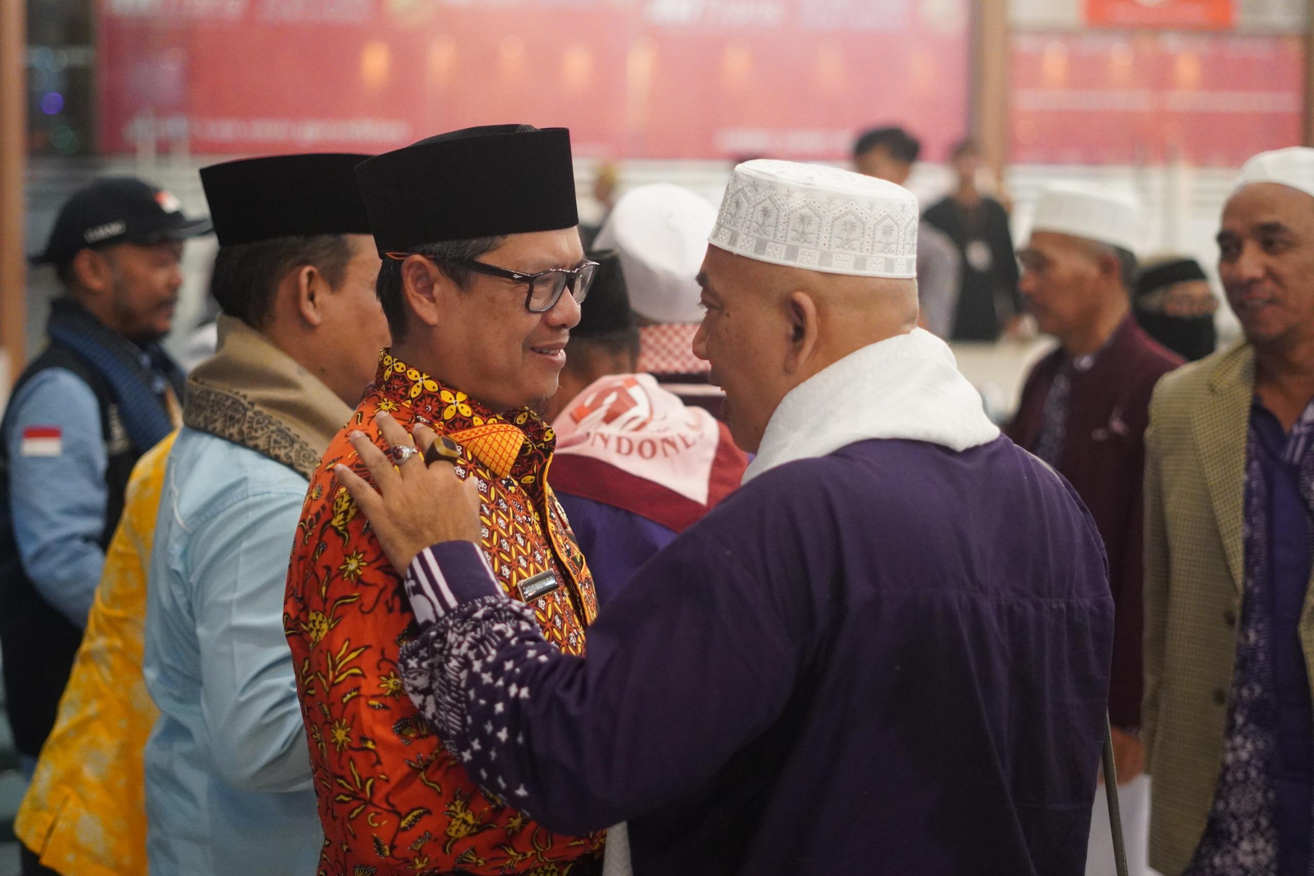 32 Wakil Bupati Subang H. Agus Masykur Rosyadi saat menyambut kedatangan jamaah haji Kloter 26 KJT asal Kabupaten Subang