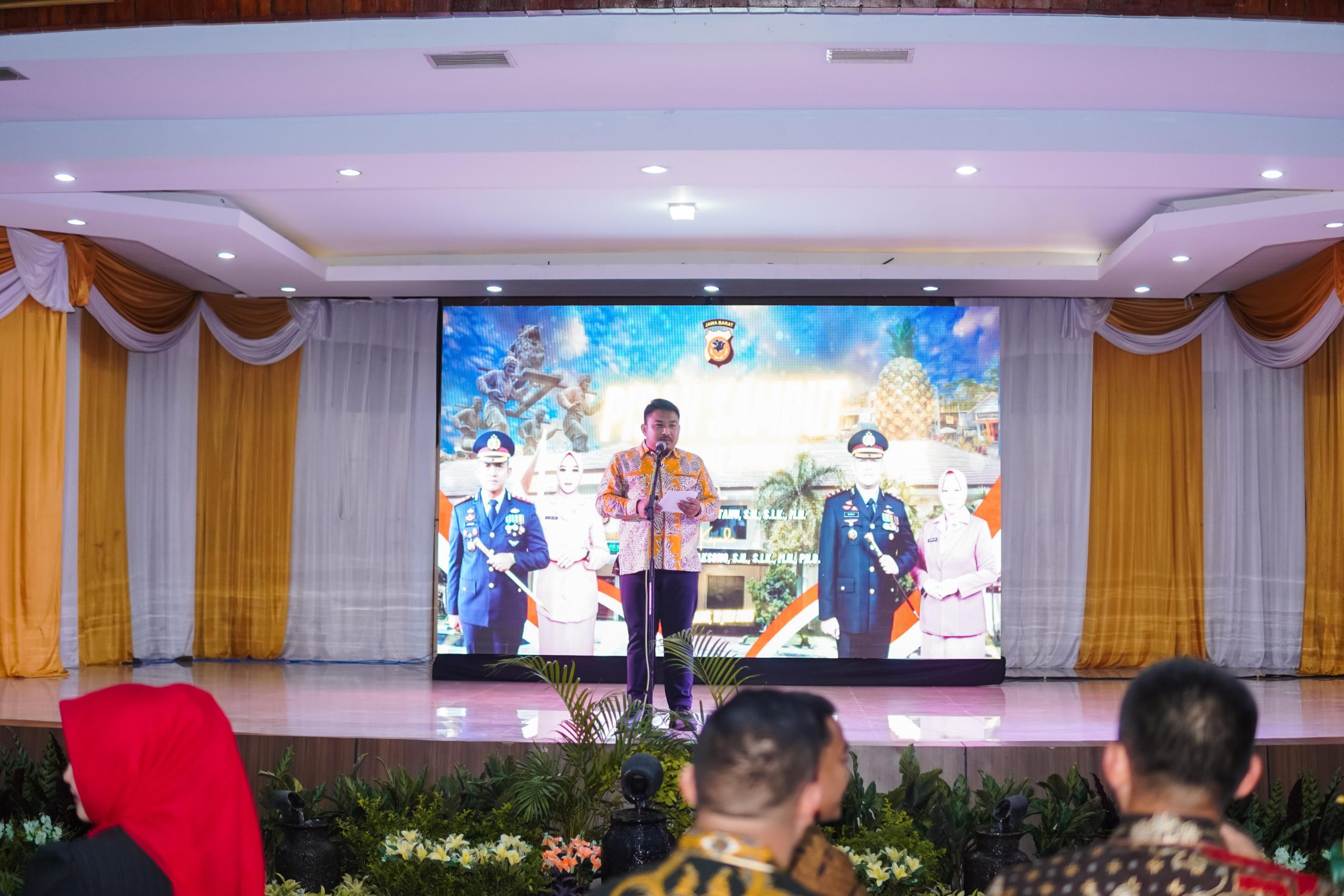37 Bupati Subang H. Reynaldy Putra Andita saat memberikan sambutan pada kegiatan pisah sambut Kapolres Subang scaled