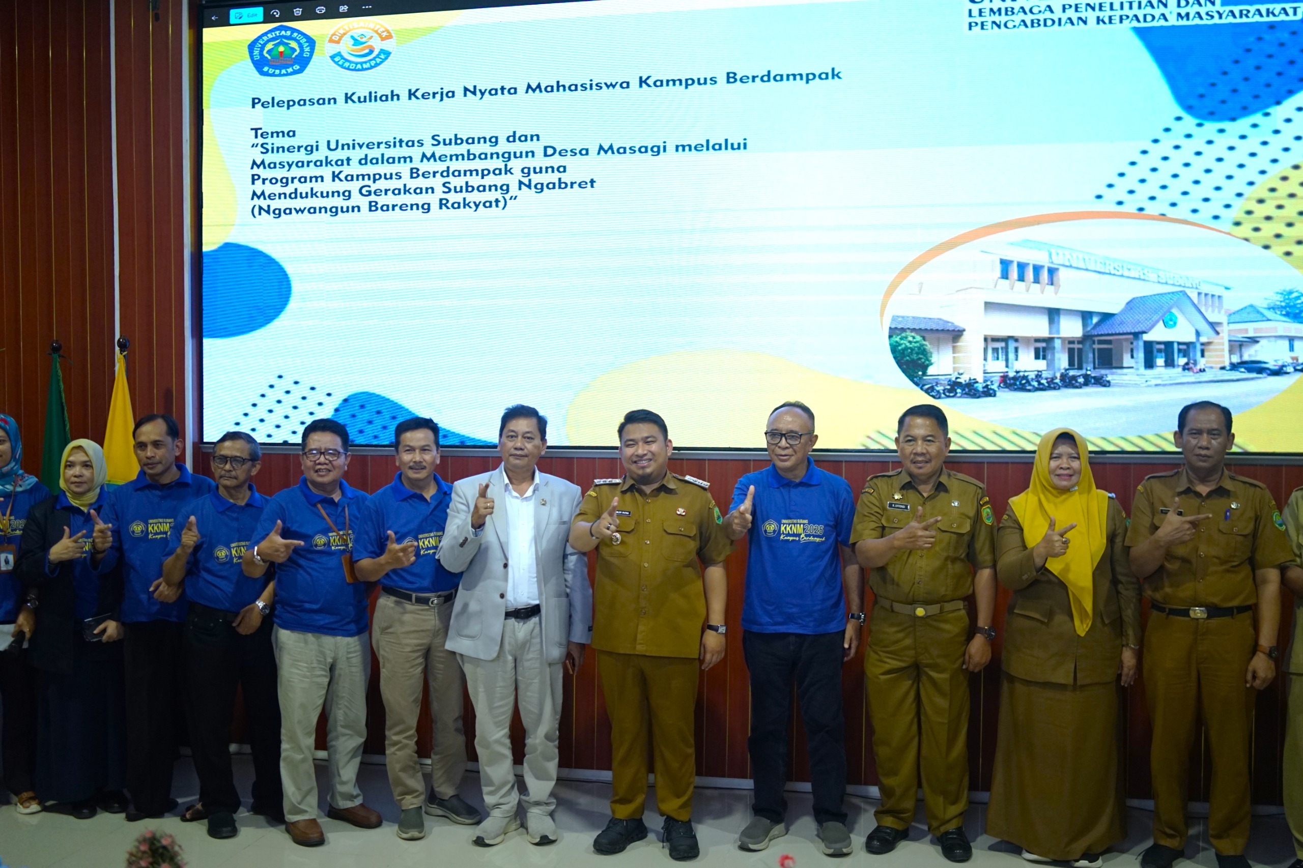 44 Bupati Subang Reynaldy Putra Andita saat melepas mahasiswa Universitas Subang dalam program Kuliah Kerja Nyata Mahasiswa KKNM