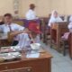 46 Para Siswa Sekolah Dasar SD Negri sedang menikmati Makan Bergiji Gratis di Wilayah Korwil Ciasem