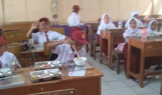 46 Para Siswa Sekolah Dasar SD Negri sedang menikmati Makan Bergiji Gratis di Wilayah Korwil Ciasem