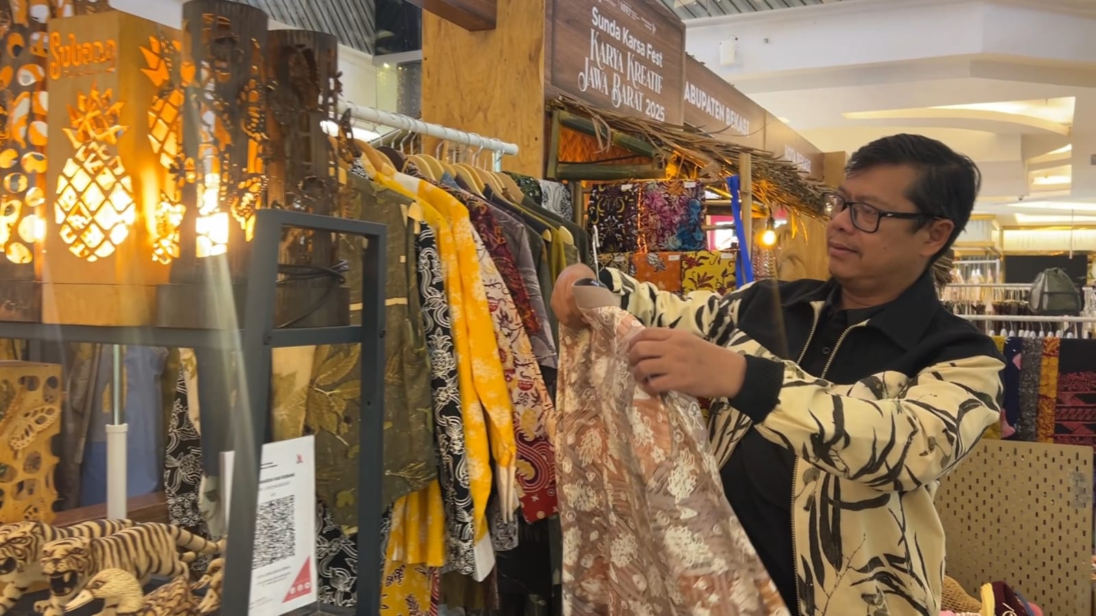 53 Wakil Bupati Subang H. Agus Masykur Rosyadi saat mengunjungi Produk unggulan UMKM asal Subang dalam ajang Pekan Kerajinan Jawa Barat PKJB 2025