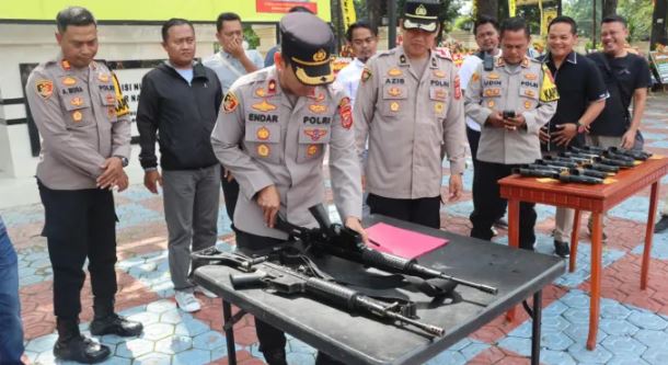 59 Polres Subang melaksanakan kegiatan pengecekan senpi terhadap personel di Lapangan Apel Tatag Trawang Tungga Polres Subang