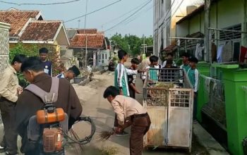 60 Potret kebersamaan pelajar dan warga dalam aksi Gebyar Kebersihan HUT ke 38 Kecamatan Compreng