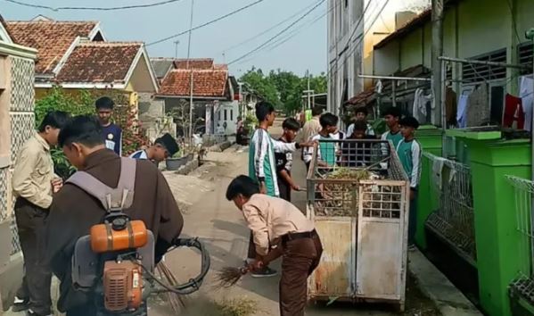 60 Potret kebersamaan pelajar dan warga dalam aksi Gebyar Kebersihan HUT ke 38 Kecamatan Compreng