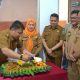 62 Pemotongan tumpeng oleh Bupati Subang Reynaldy Putra sebagai bentuk penghormatan atas dedikasi Radio Benpas selama hampir enam dekade melayani warga Subang